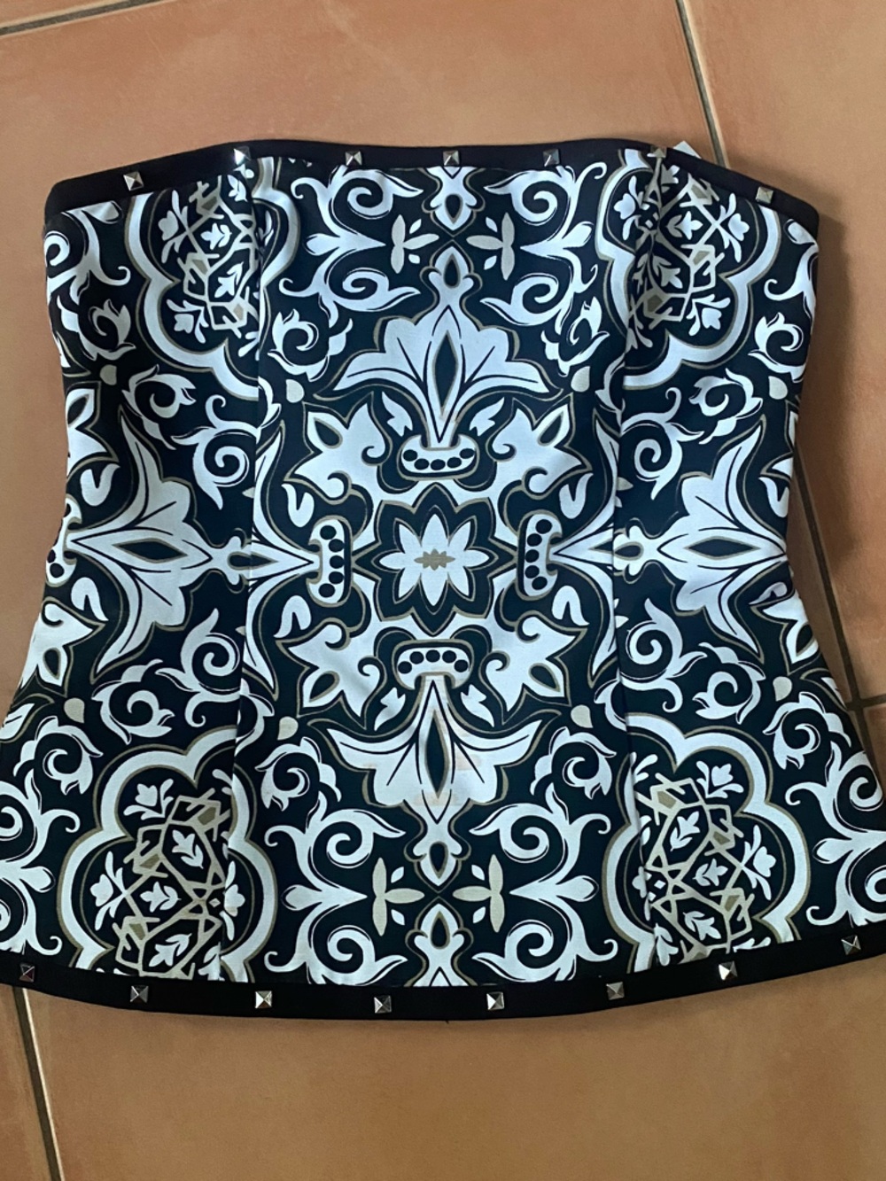 ADORABLE WHITE HOUSE/BLACK MARKET TOP. GREAT WITH BLACK PANTS.